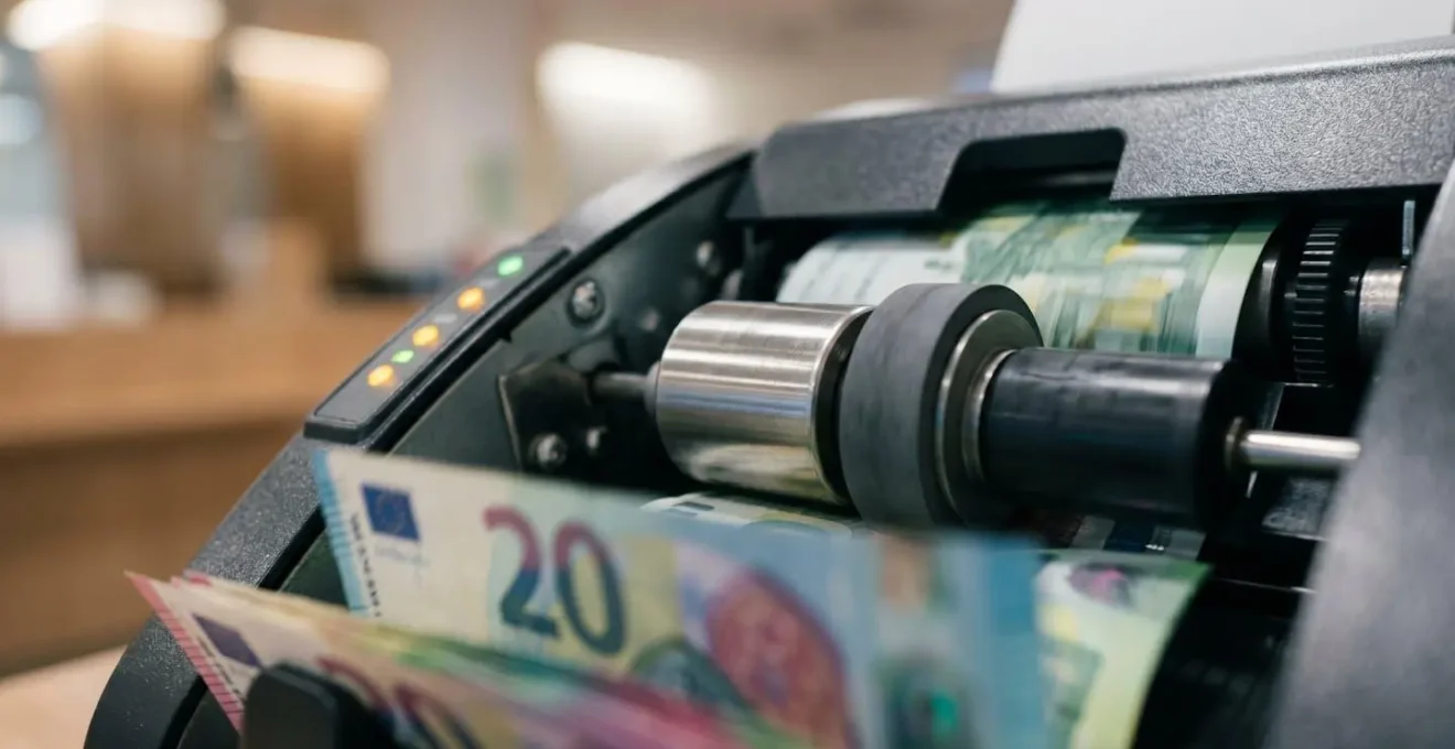 Automate bancaire moderne avec mécanisme de comptage des billets en gros plan