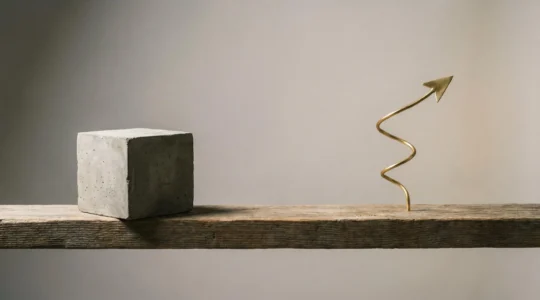 Concept visuel illustrant la dualité entre sécurité et rentabilité des fonds en euros
